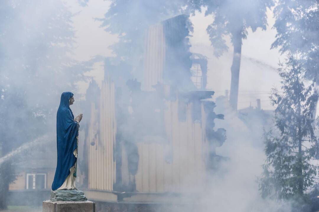 Naktį sudegė medinė Balbieriškio bažnyčia