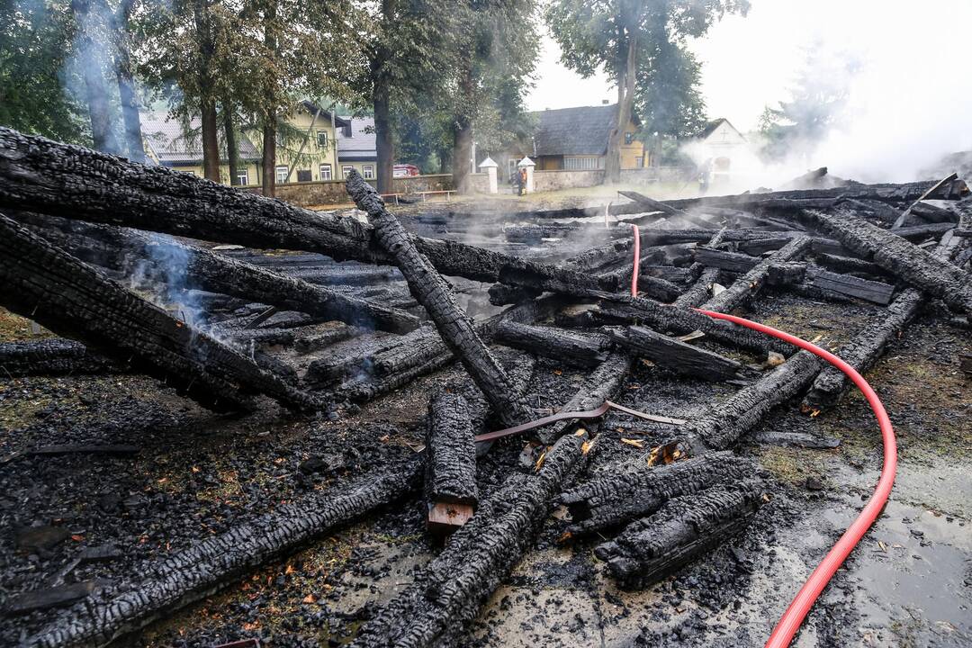 Naktį sudegė medinė Balbieriškio bažnyčia