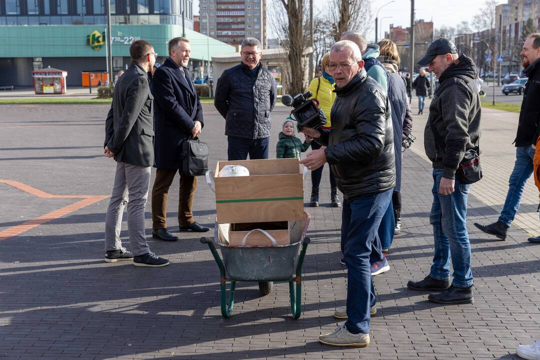Piketas prieš karjerą Pakarklės miške