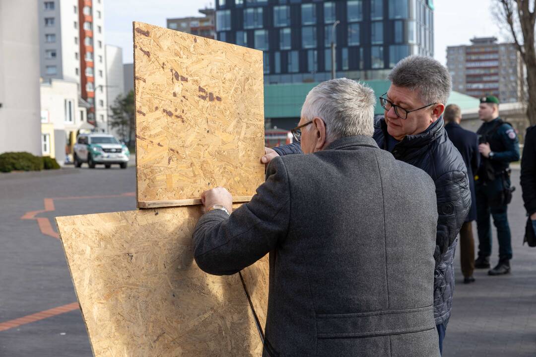 Piketas prieš karjerą Pakarklės miške