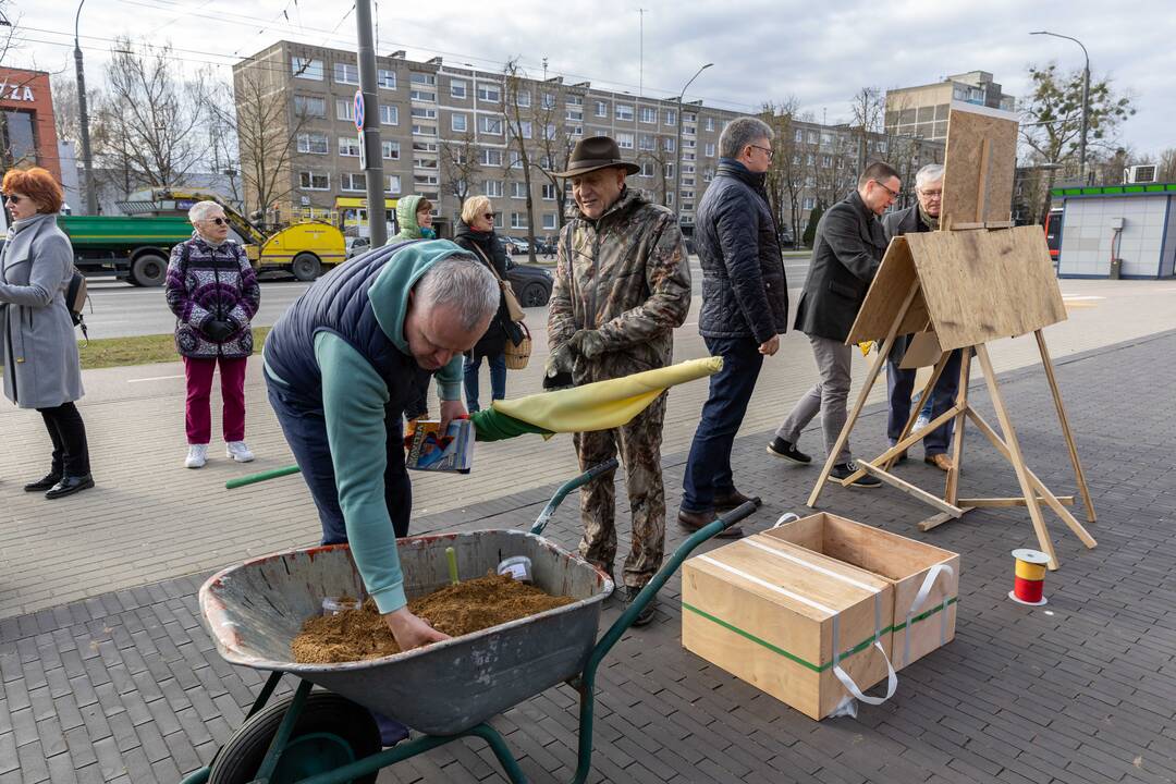 Piketas prieš karjerą Pakarklės miške