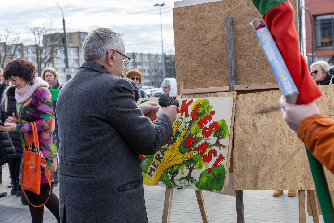 Piketas prieš karjerą Pakarklės miške
