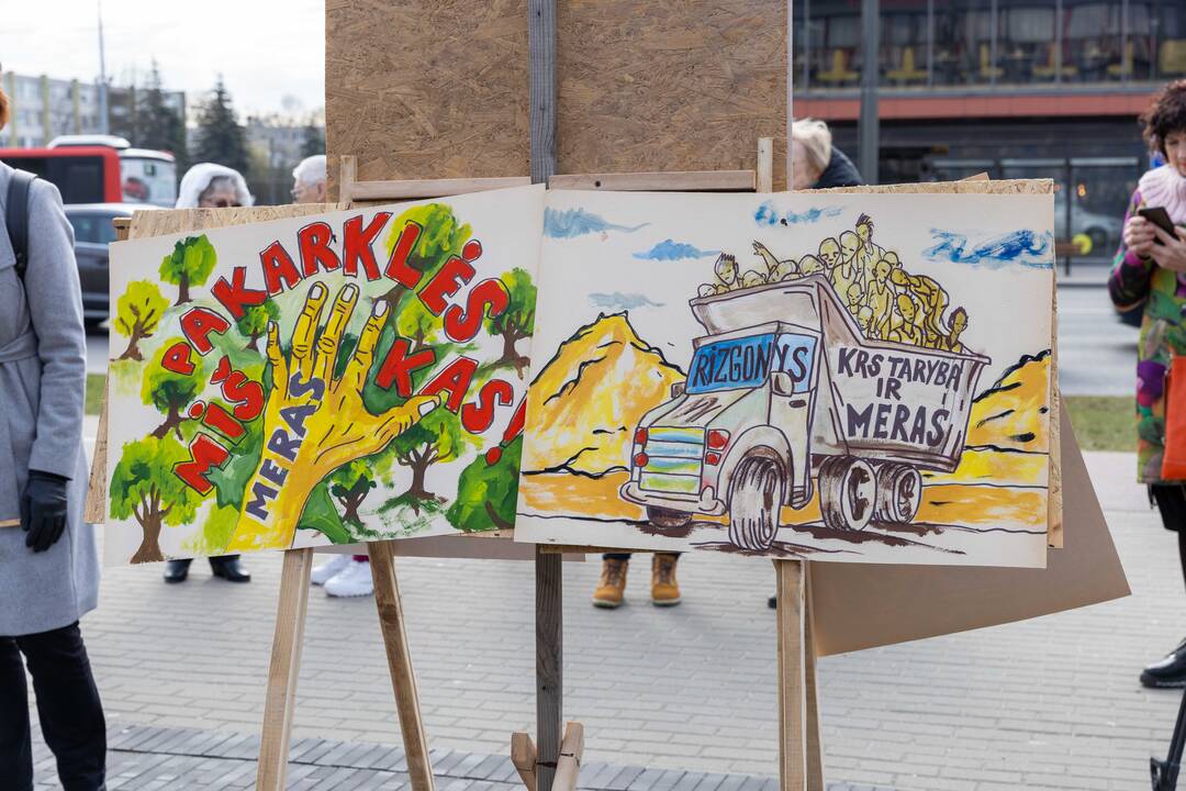 Piketas prieš karjerą Pakarklės miške