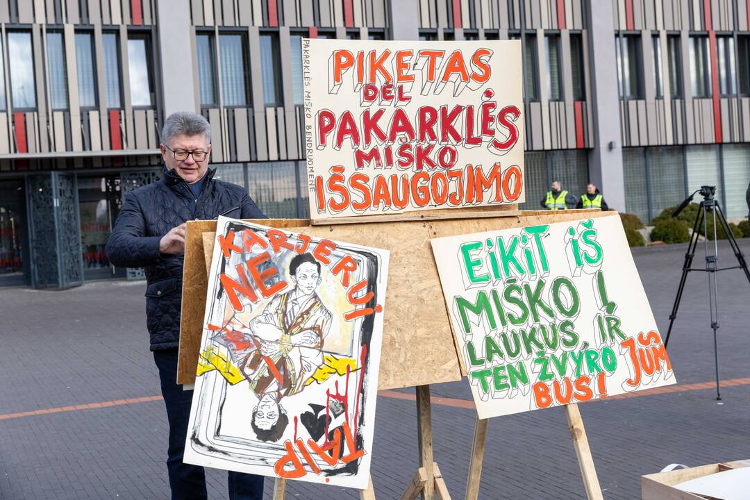 Piketas prieš karjerą Pakarklės miške