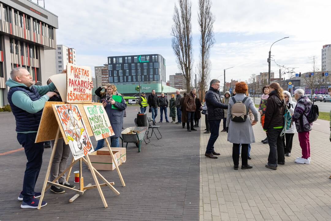 Piketas prieš karjerą Pakarklės miške