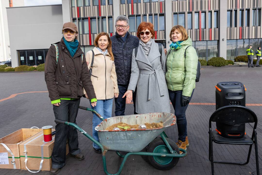 Piketas prieš karjerą Pakarklės miške