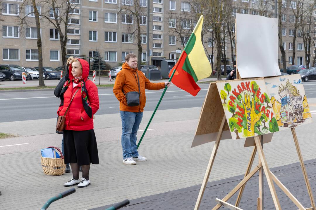 Piketas prieš karjerą Pakarklės miške
