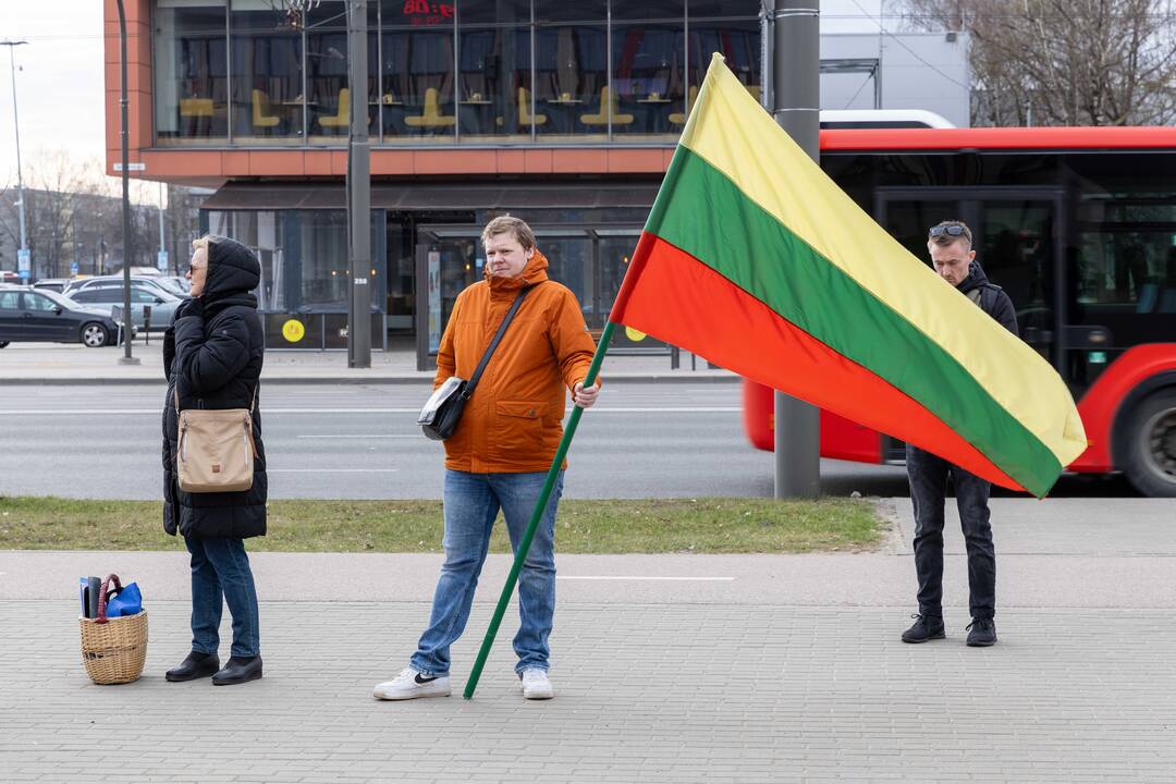 Piketas prieš karjerą Pakarklės miške