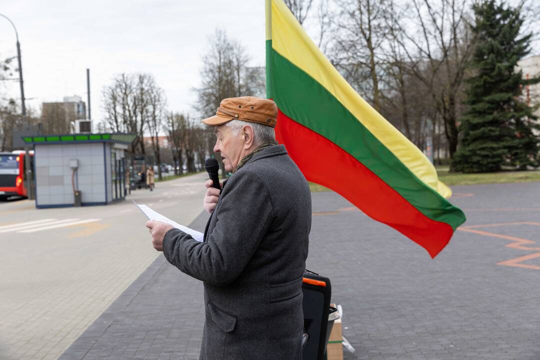Piketas prieš karjerą Pakarklės miške