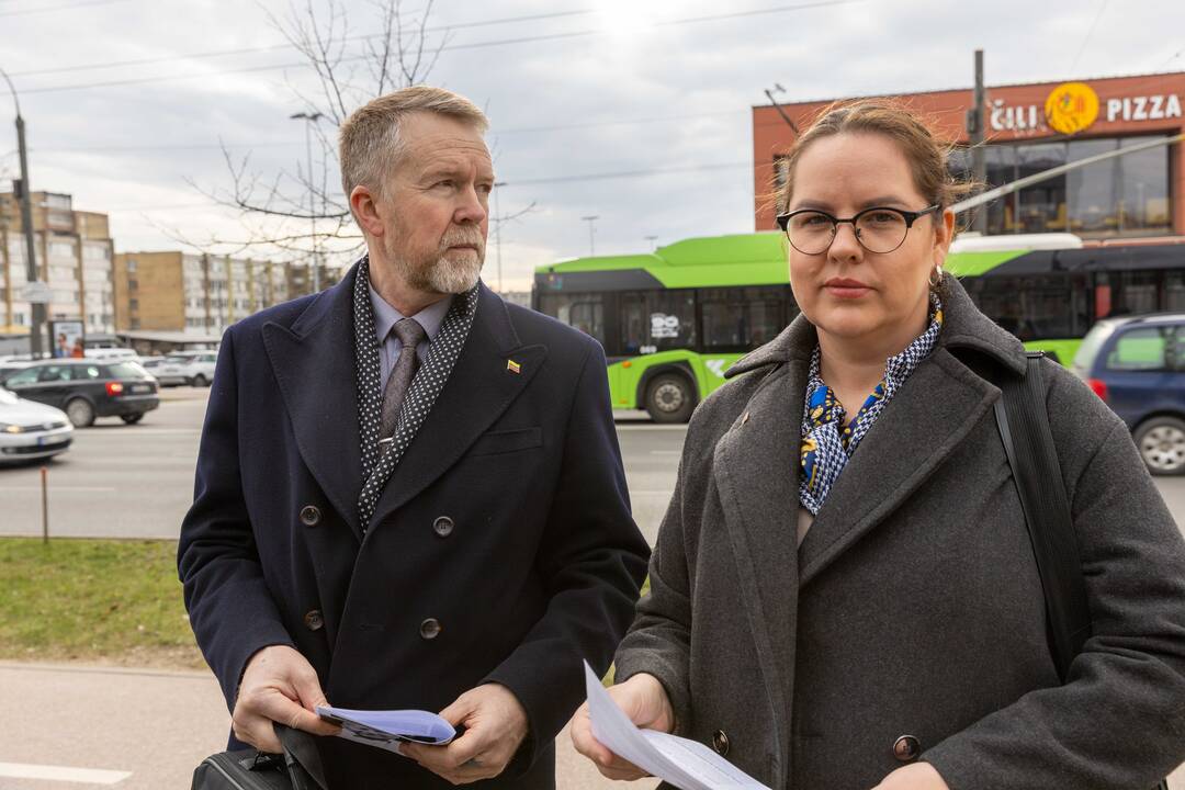 Piketas prieš karjerą Pakarklės miške
