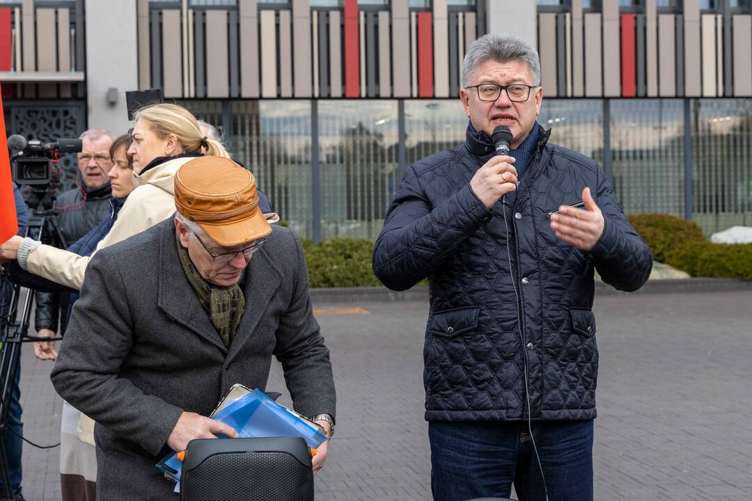 Piketas prieš karjerą Pakarklės miške