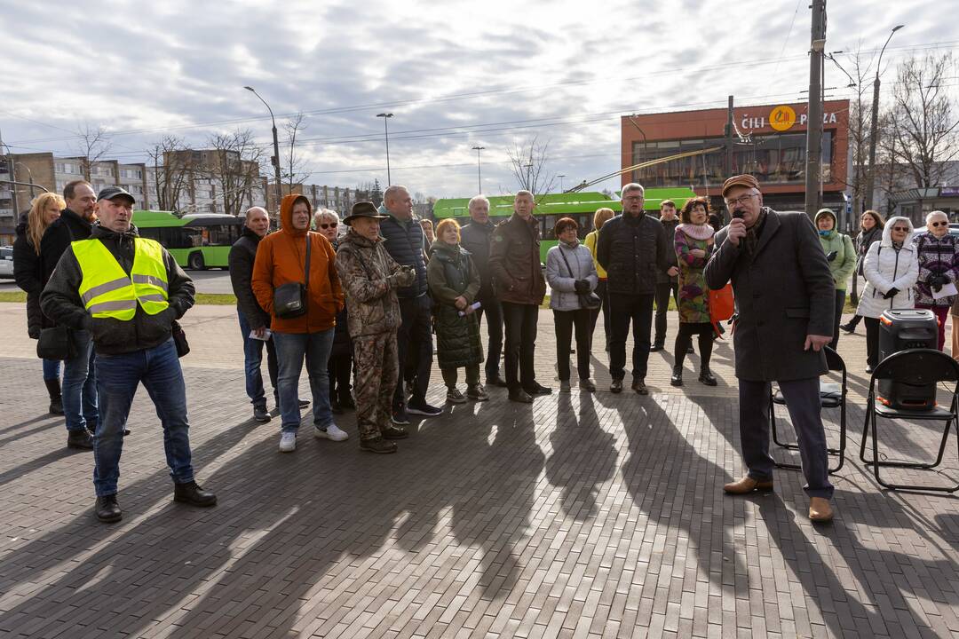 Piketas prieš karjerą Pakarklės miške