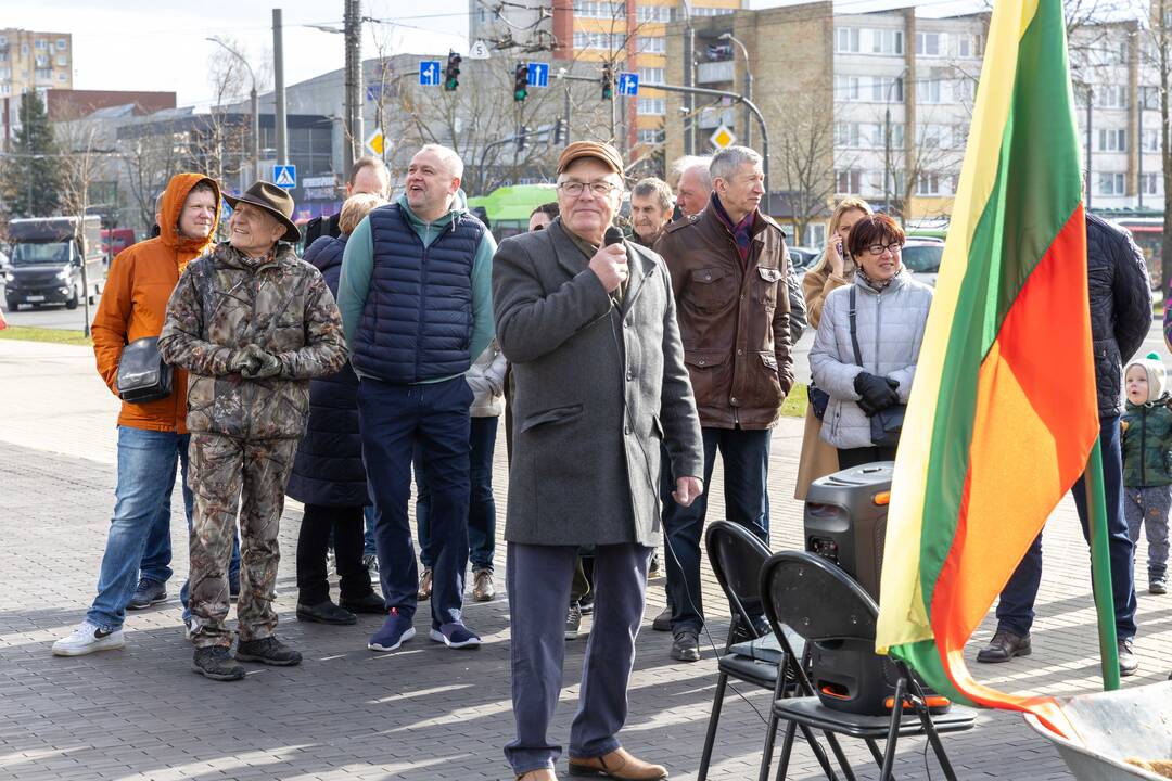 Piketas prieš karjerą Pakarklės miške