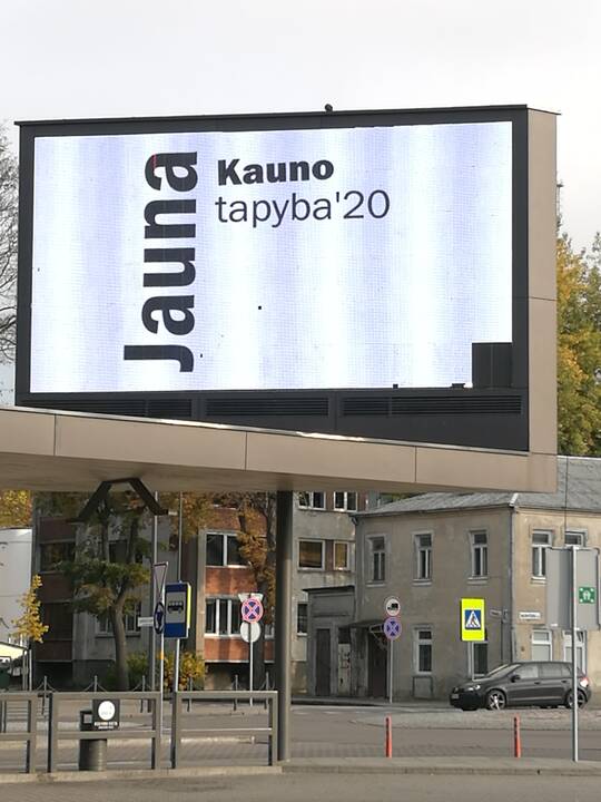 Išeitis: menas stipresnis už pandemija – jaunųjų kūrėjų darbai miestiečius pasiekė naujais kanalais, improvizuotomis galerijomis virtusiose viešose vietose.