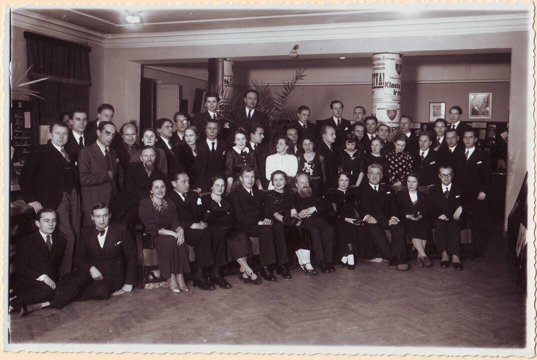 Aktoriai: (iš kairės) J.Laucius, S.Pilka, J.Petrauskas, P.Pinkauskaitė. Kaunas, XX a. 3 deš.