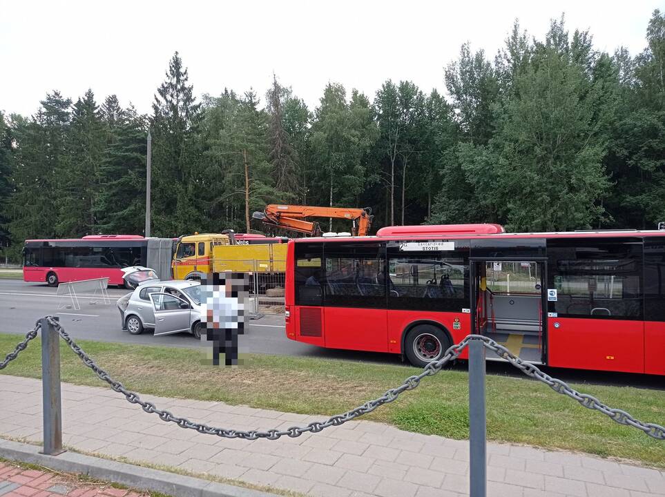 Vilniuje susidūrus automobiliui ir autobusui vairuotojai strigo spūstyje