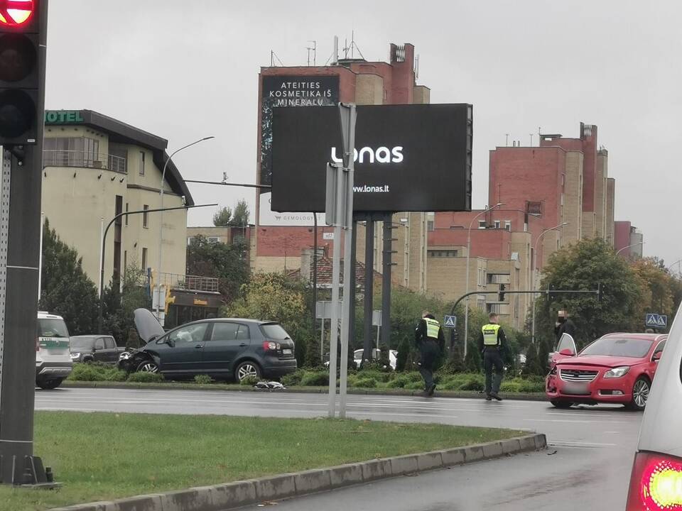 Avarija Muravos sankryžoje: po smūgio vienas automobilis užlėkė ant salelės
