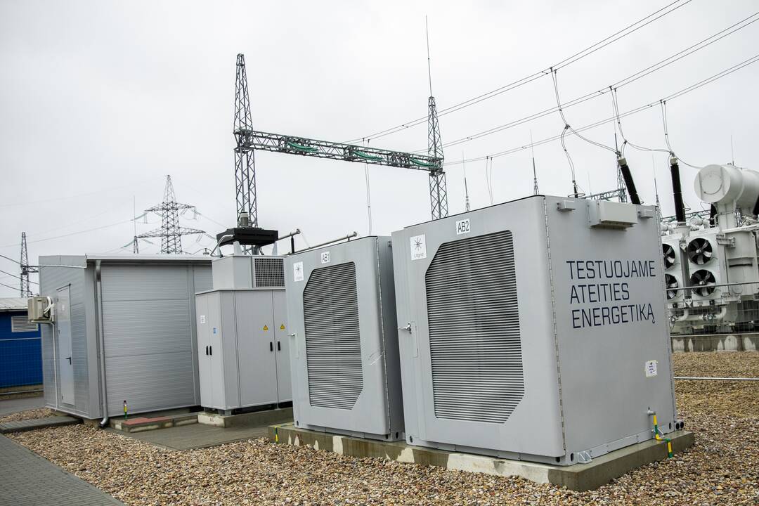 „Litgrid“ prie Lietuvos elektros perdavimo tinklo prijungė pirmąją bateriją