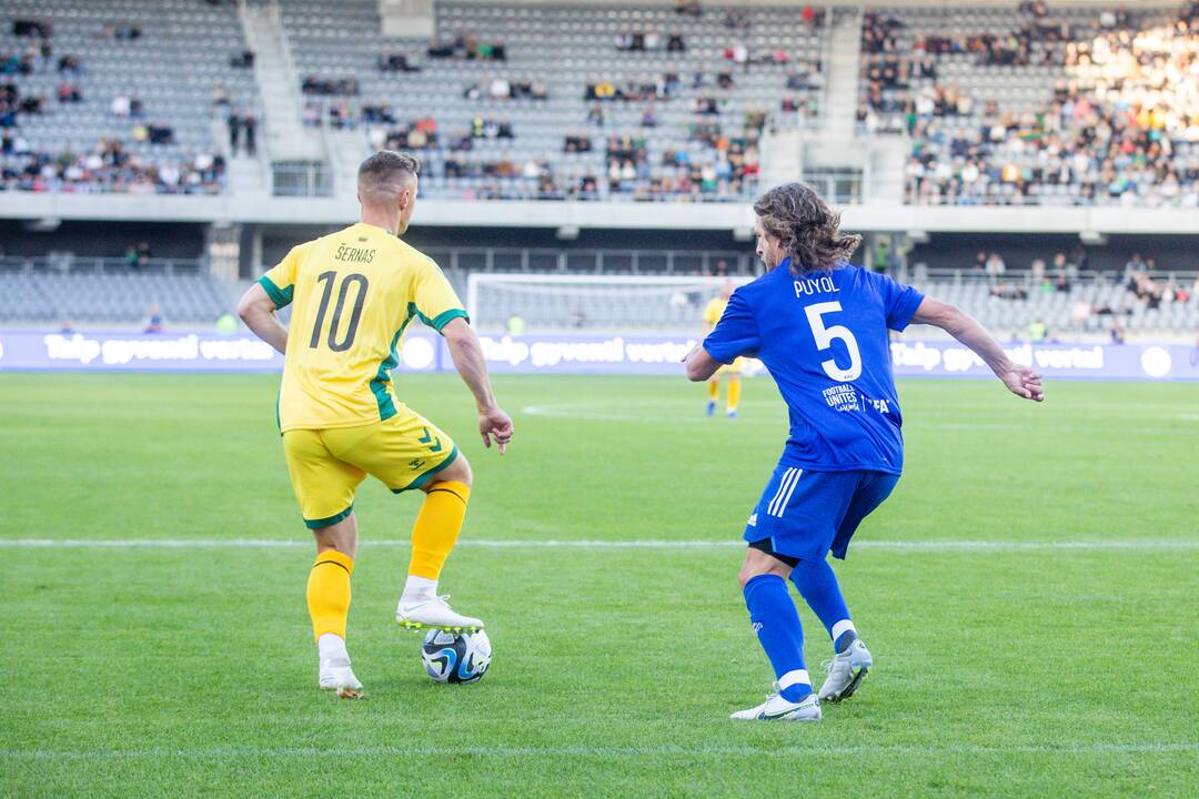  Pasaulio futbolo legendų rungtynės su legendiniais Lietuvos futbolininkais