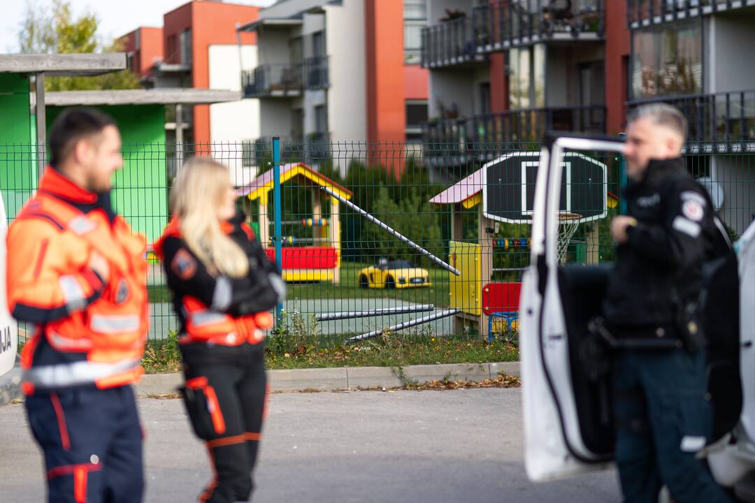 Ant stogo Vilniaus lopšelyje-darželyje rasti įtartini paketėliai