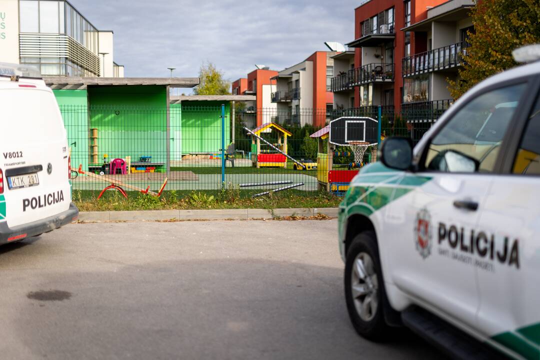 Ant stogo Vilniaus lopšelyje-darželyje rasti įtartini paketėliai