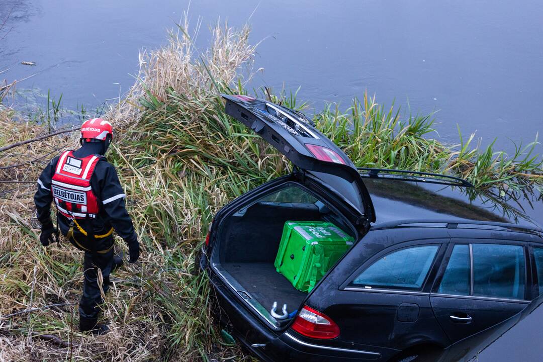 Į upę ties Grigiškėmis įlėkė automobilis