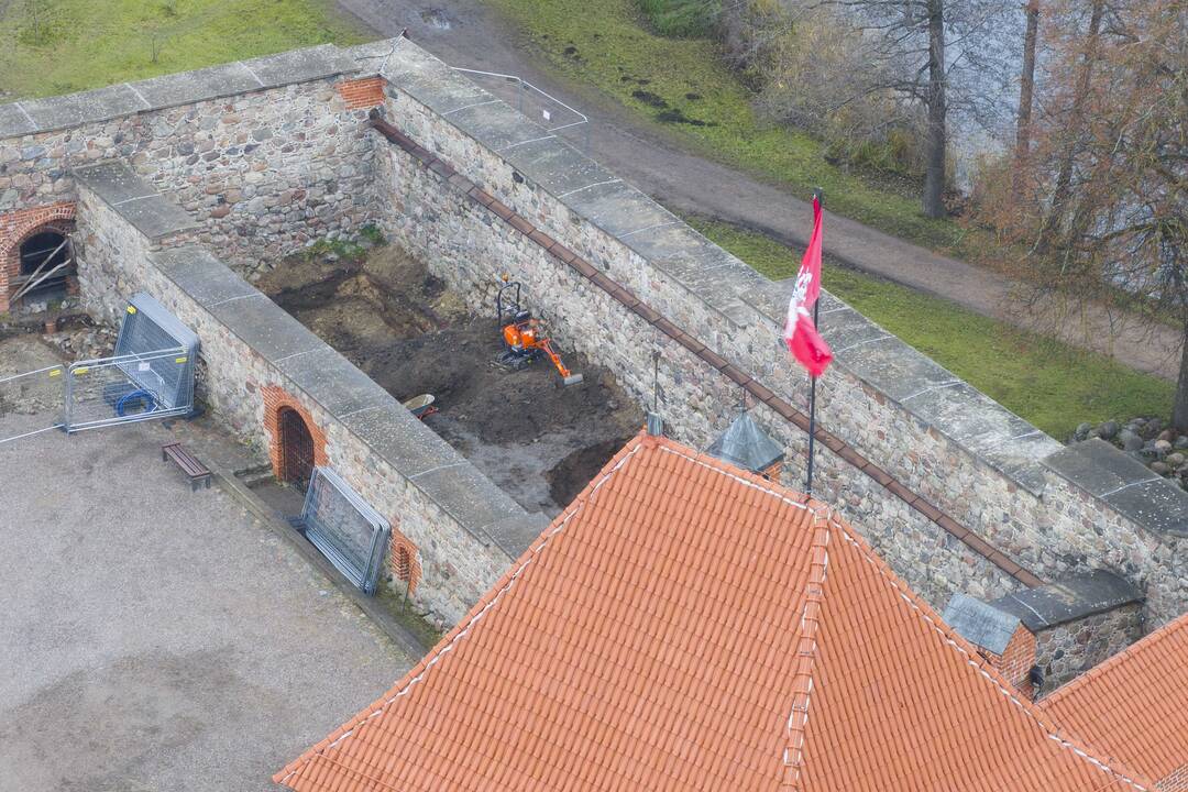 Trakų pilyje rastas į sprogmenį panašus daiktas