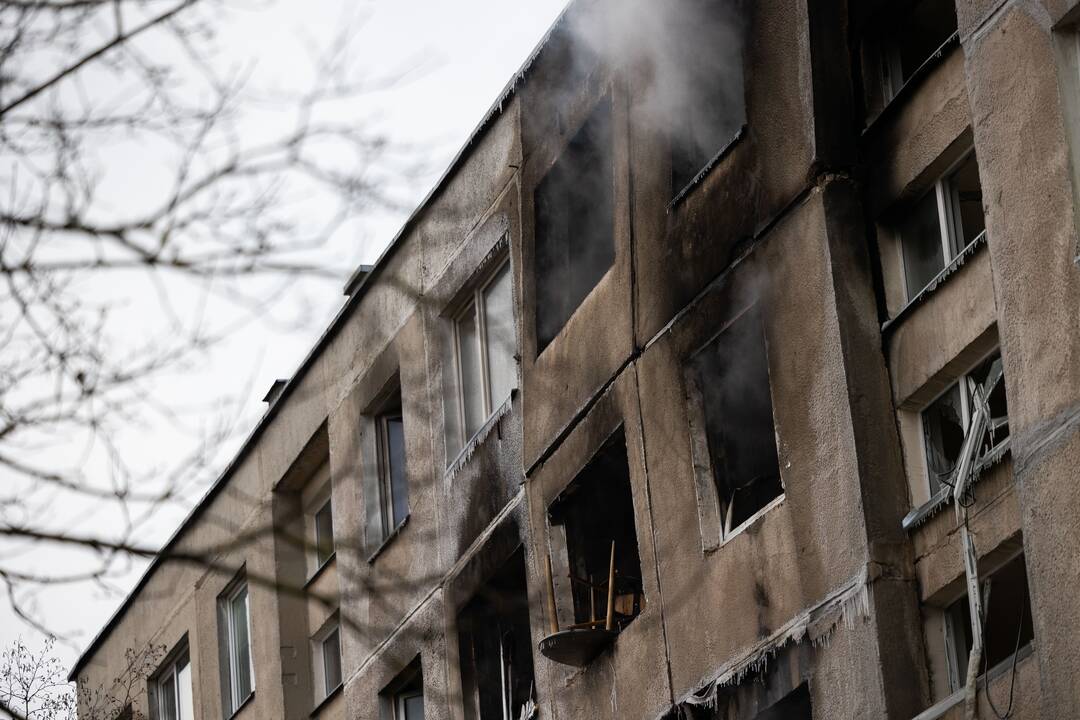 Keturis butus Viršuliškių daugiabutyje surijo liepsnos