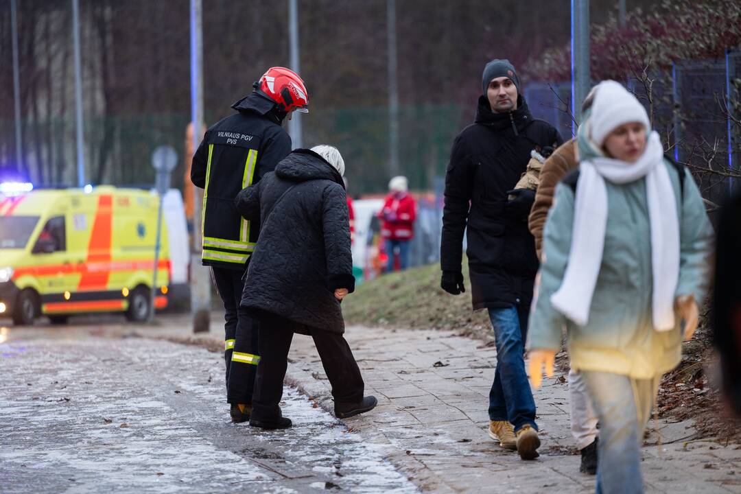 Keturis butus Viršuliškių daugiabutyje surijo liepsnos