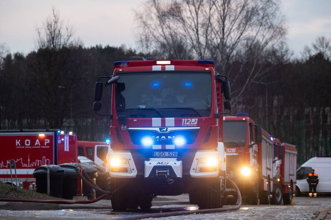 Keturis butus Viršuliškių daugiabutyje surijo liepsnos