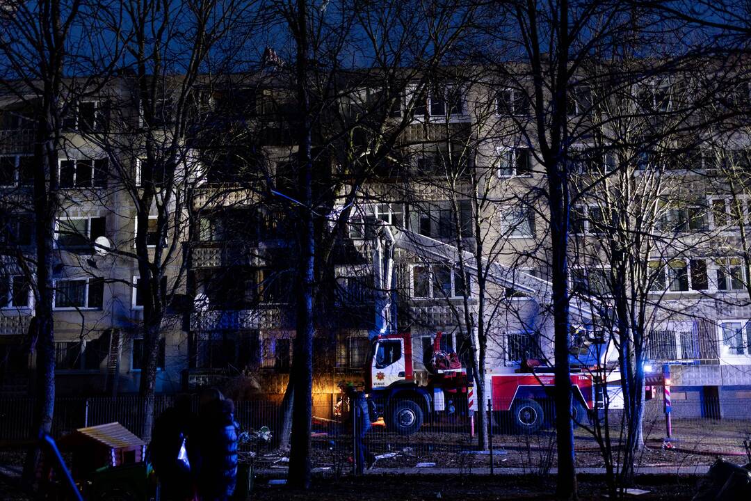 Keturis butus Viršuliškių daugiabutyje surijo liepsnos