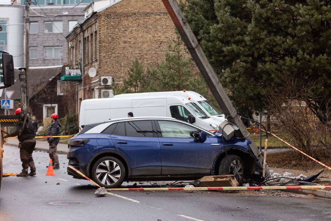 Vilniuje girtas „Volkswagen“ vairuotojas taranavo elektros stulpą