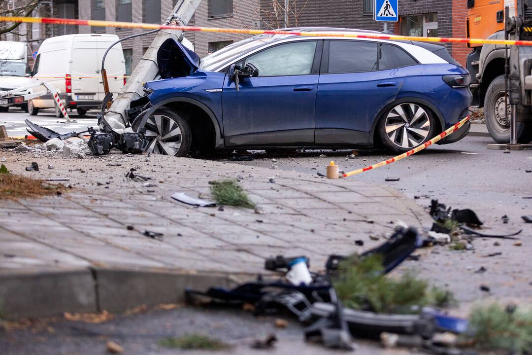 Vilniuje girtas „Volkswagen“ vairuotojas taranavo elektros stulpą