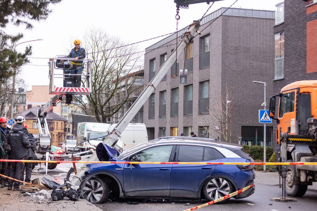 Vilniuje girtas „Volkswagen“ vairuotojas taranavo elektros stulpą