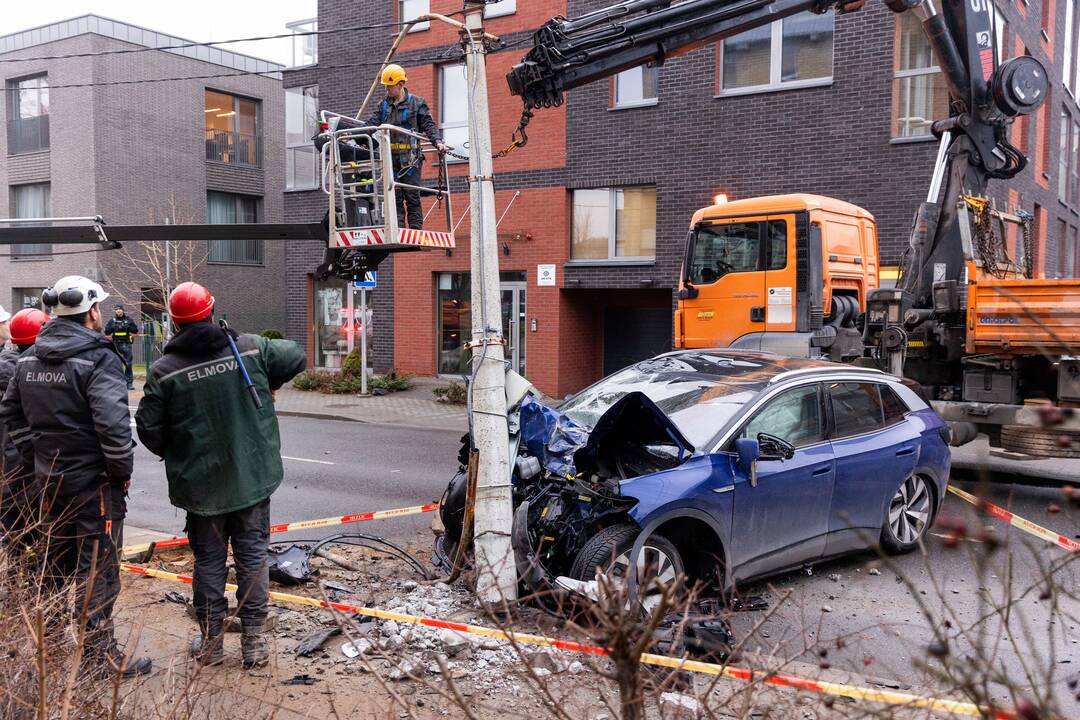 Vilniuje girtas „Volkswagen“ vairuotojas taranavo elektros stulpą