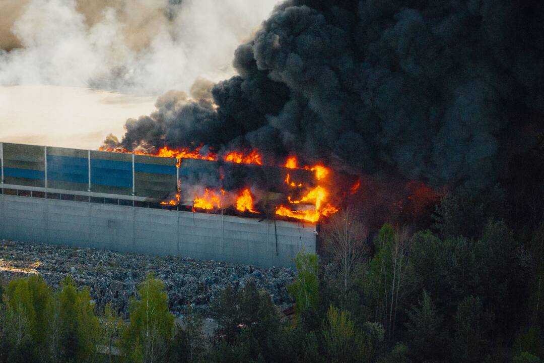 Gaisras atliekų tvarkymo gamykloje „Energesman“