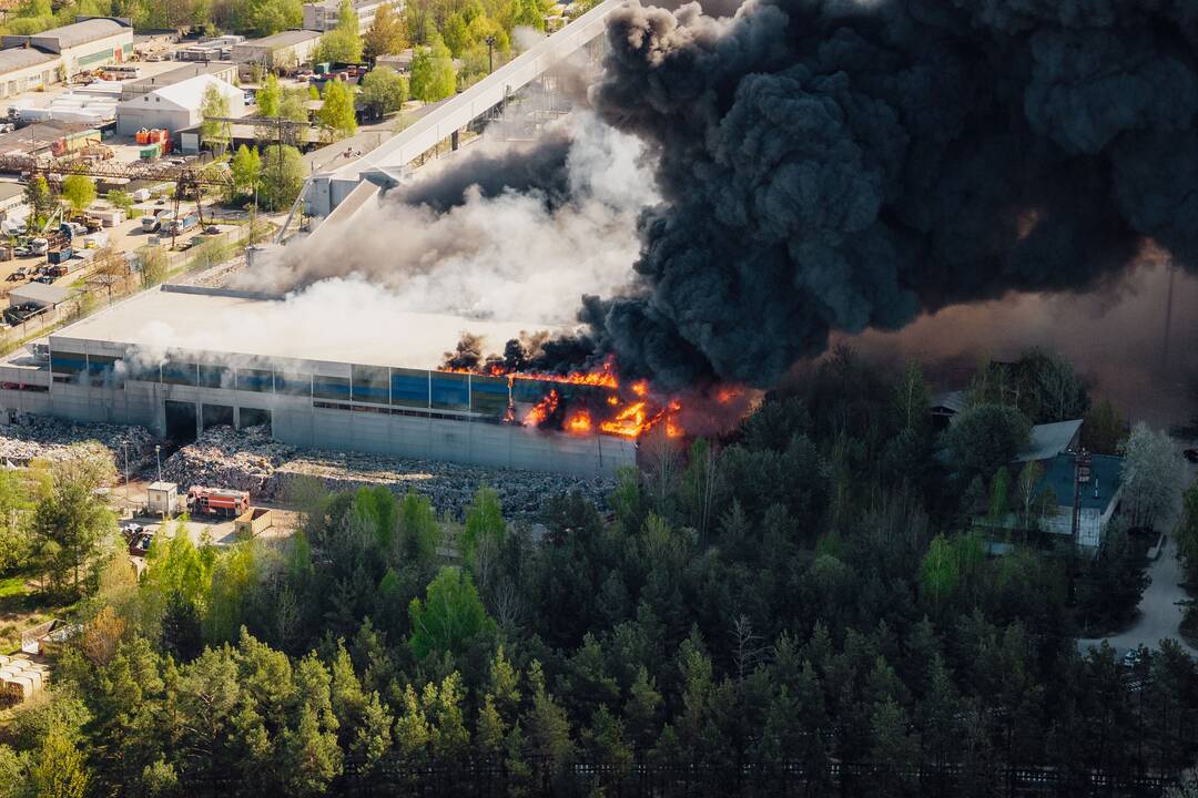 Gaisras atliekų tvarkymo gamykloje „Energesman“