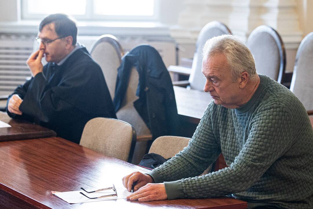 Teismas vėl atvertė moterį nušovusio pareigūno bylą