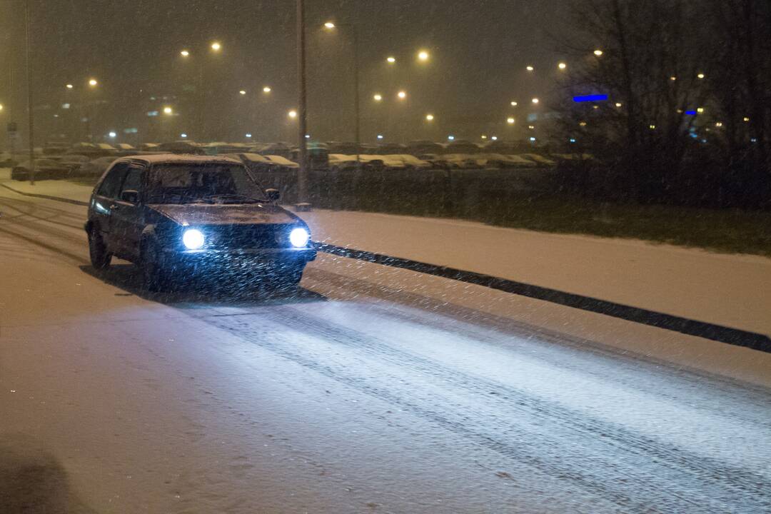 Naktį eismo sąlygas sunkins snygis ir pustymas