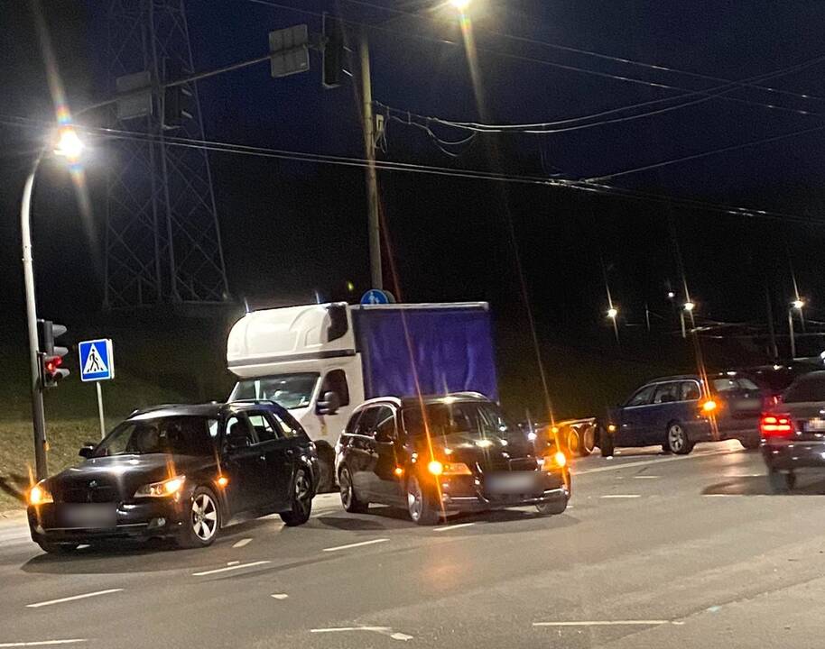 Petrašiūnuose – trijų BMW ir „Peugeot“ avarija: prireikė medikų