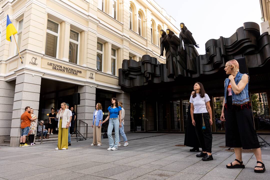 Prie Nacionalinio dramos teatro – performansas Ukrainai