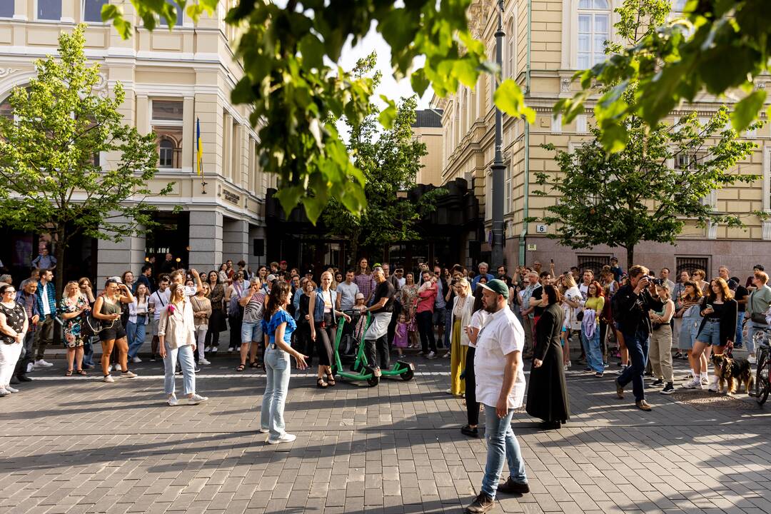 Prie Nacionalinio dramos teatro – performansas Ukrainai