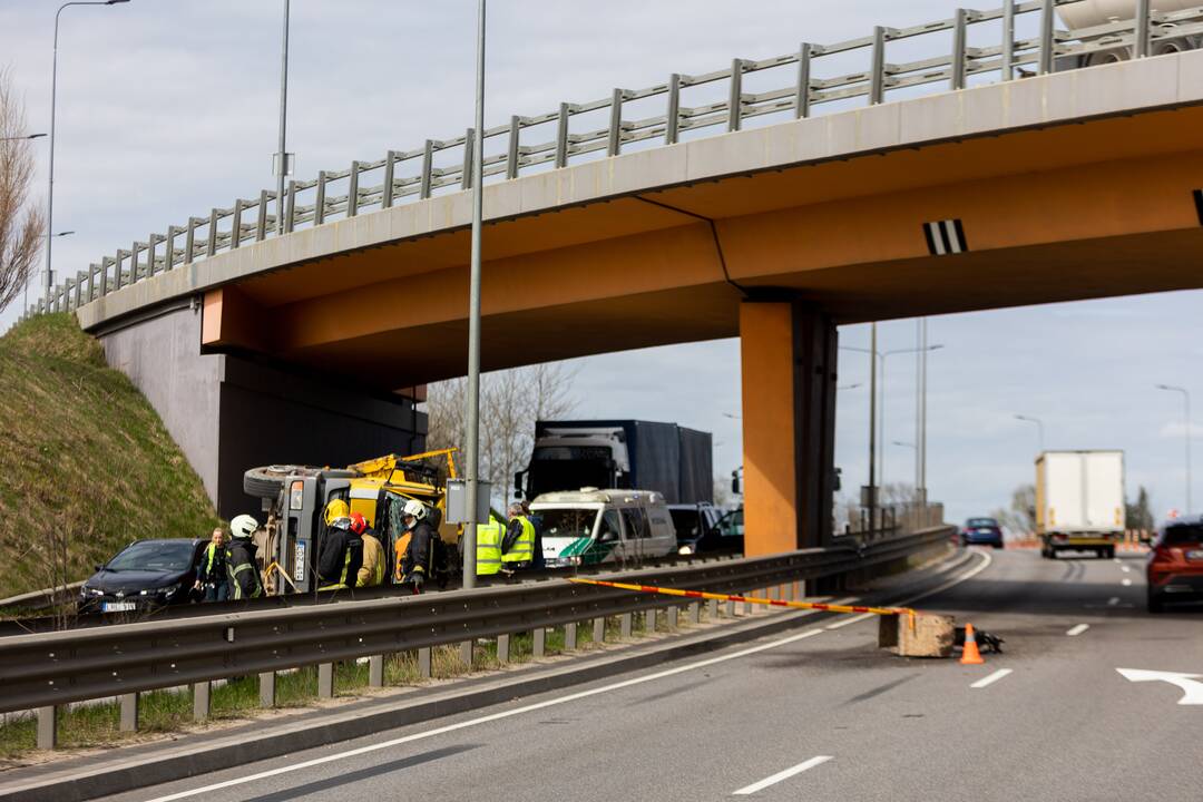 Vilniaus Vakariniame aplinkkelyje apvirto kranas