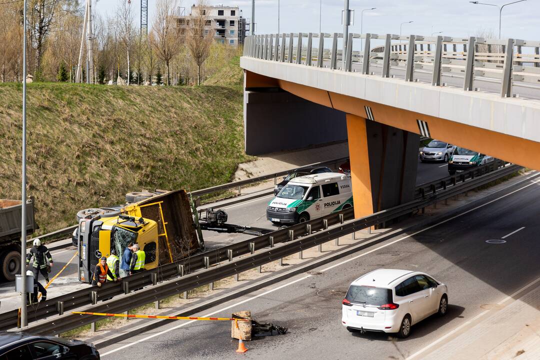 Vilniaus Vakariniame aplinkkelyje apvirto kranas