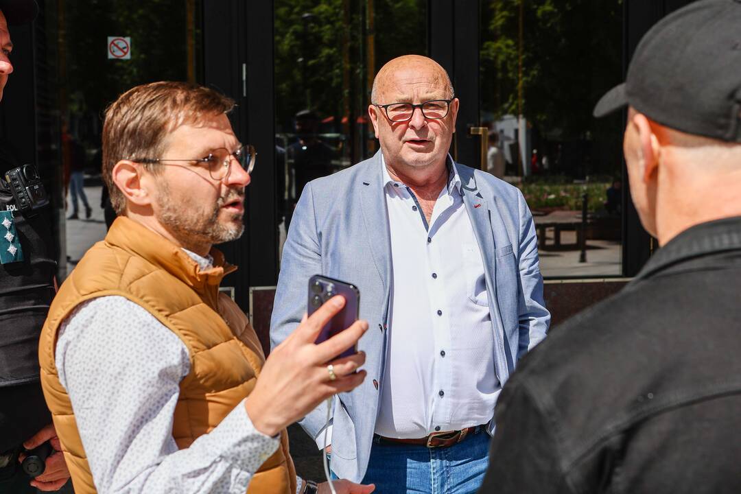 A. Kandrotas-Celofanas su pasekėjais prie Kauno savivaldybės