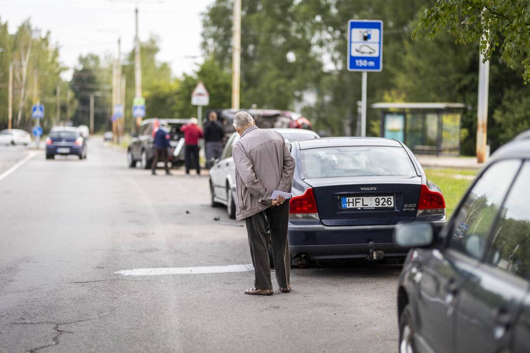 Vilniuje – girta moteris rėžėsi į šešis automobilius