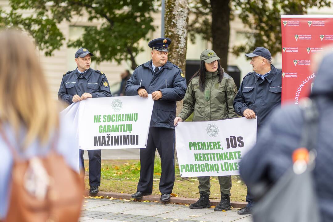 Pareigūnai protestavo prie Vyriausybės