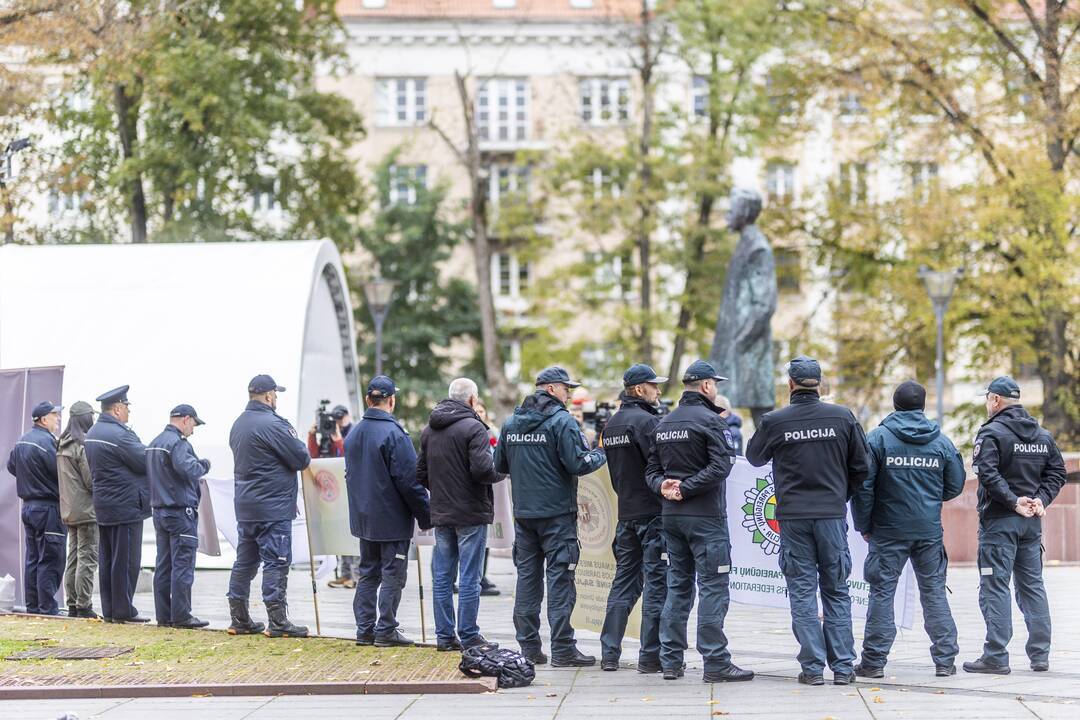 Pareigūnai protestavo prie Vyriausybės