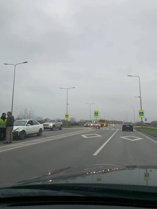 Marvelėje susidūrus automobiliams apgadintas kelio ženklas