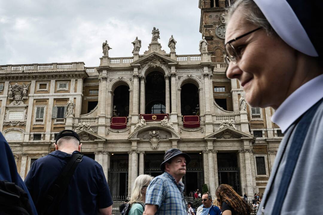 Prie popiežiaus Pranciškaus kapo – minios žmonių